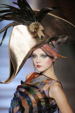 Шляпа с перьями женская