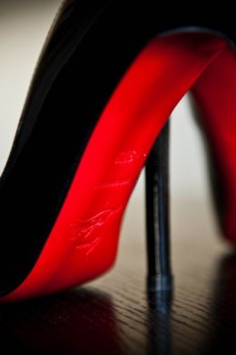 Красные туфли на высоком каблуке