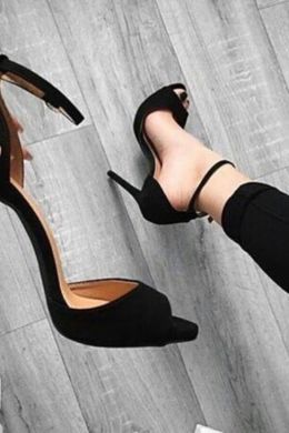 Черные замшевые туфли на шпильке