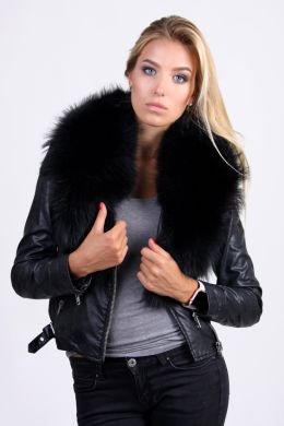 Черная куртка с мехом женская