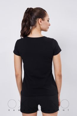 Черная футболка со спины