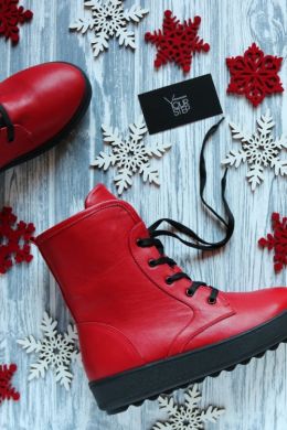 Красные зимние ботинки женские