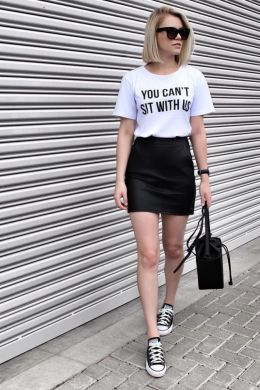 Черная юбка с белой футболкой