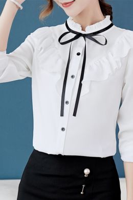Черная блузка с белым воротником