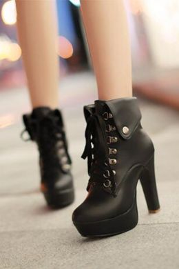 Женские ботинки на широком каблуке