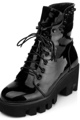 Модные черные ботинки