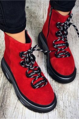 Ботинки с красными шнурками