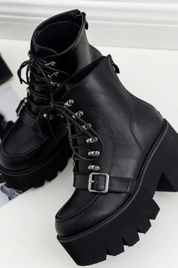 Черные массивные ботинки