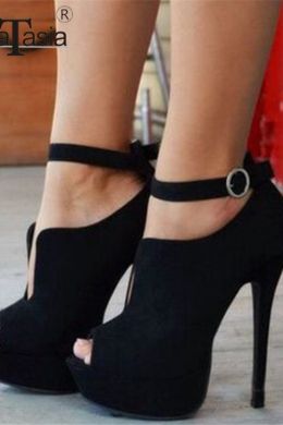 Черные каблуки с ремешком