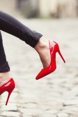 Красные туфли на толстом каблуке