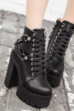 Длинные черные ботинки