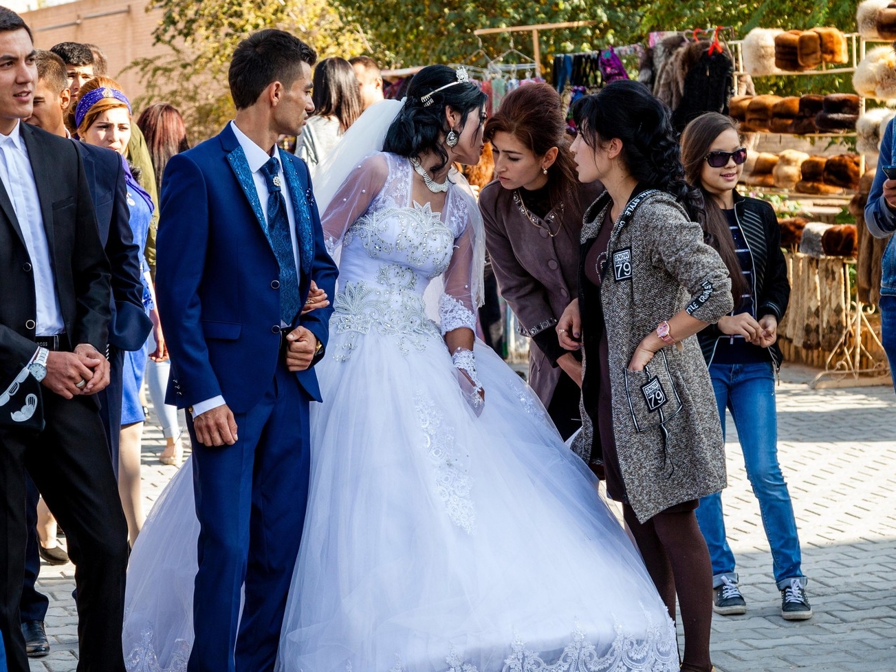 Невеста узбекистан жених. В Узбекистане жених ударил невесту. Узбекская свадьба. Невеста Узбекистан. Узбекистан свадьба традиции.