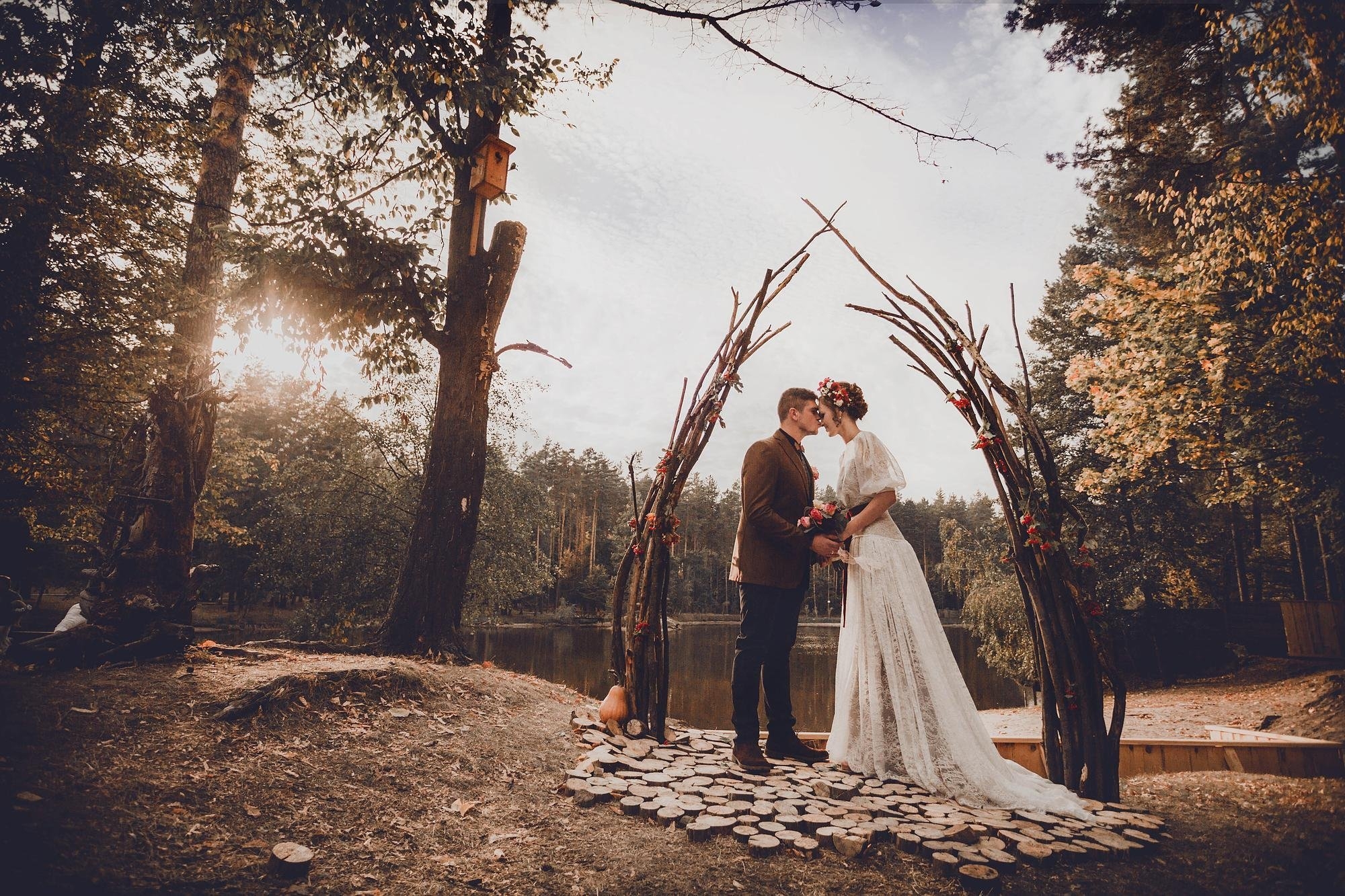 Брачное дерево. Свадебная фотосессия в лесу. Свадебная арка на природе. Свадьба в лесу фотосессия. Церемония в лесу.