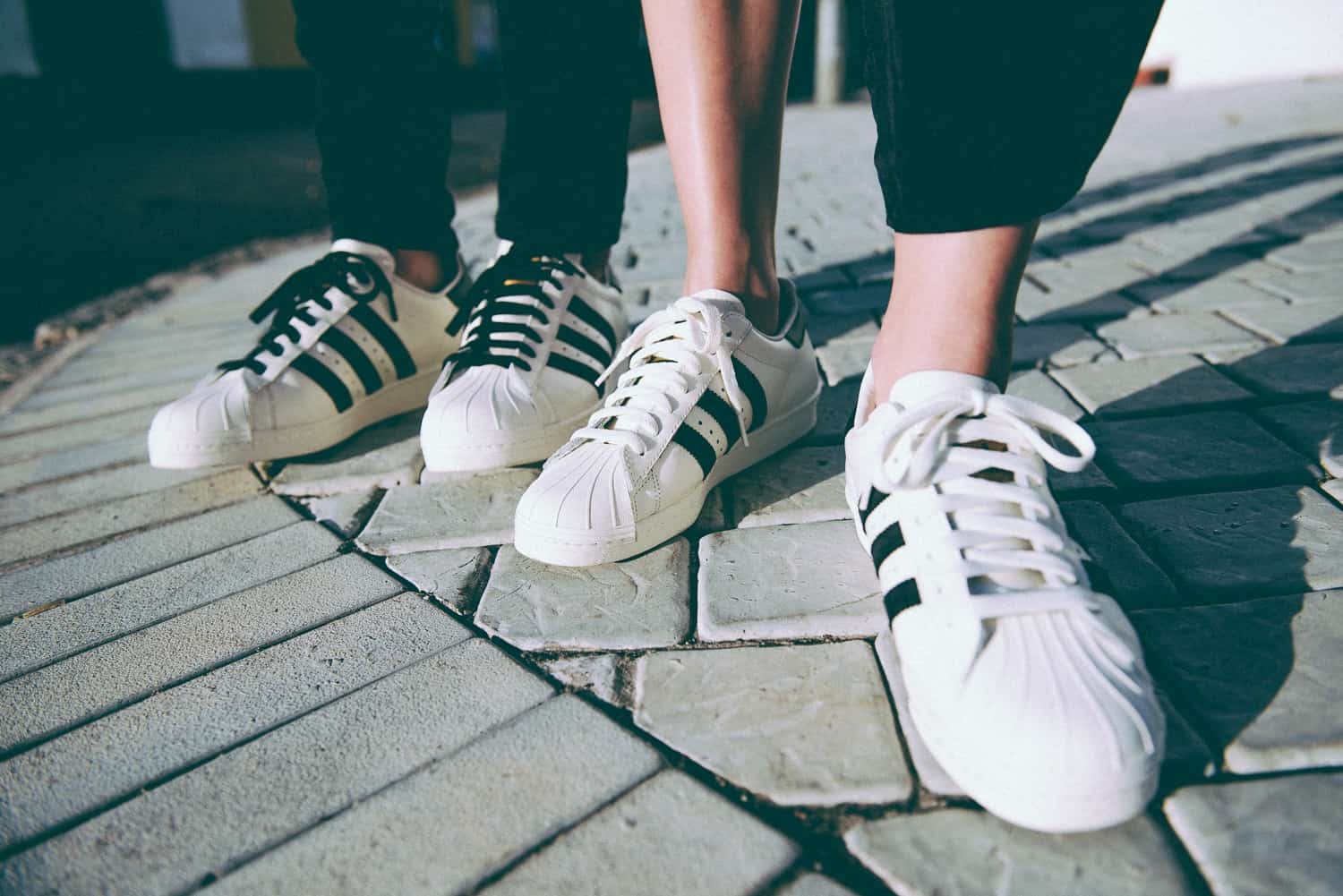 Superstar like me. Adidas Superstar Korn. Adidas Superstar Sneakers. Адидас суперстар Винтаж. Лук с адидас суперстар.