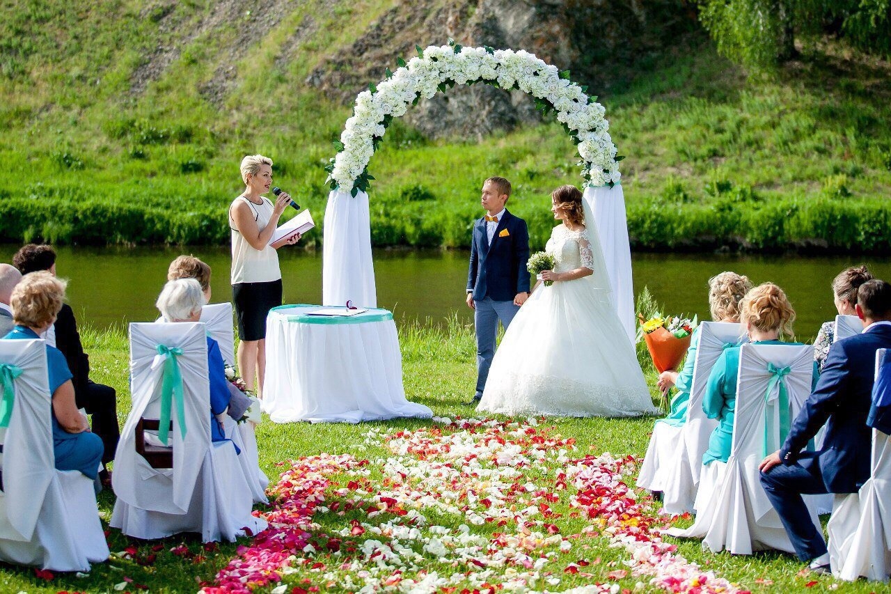 Выездная регистрация. Свадебная церемония. Выездная свадьба на природе. Выездная церемония бракосочетания на природе.