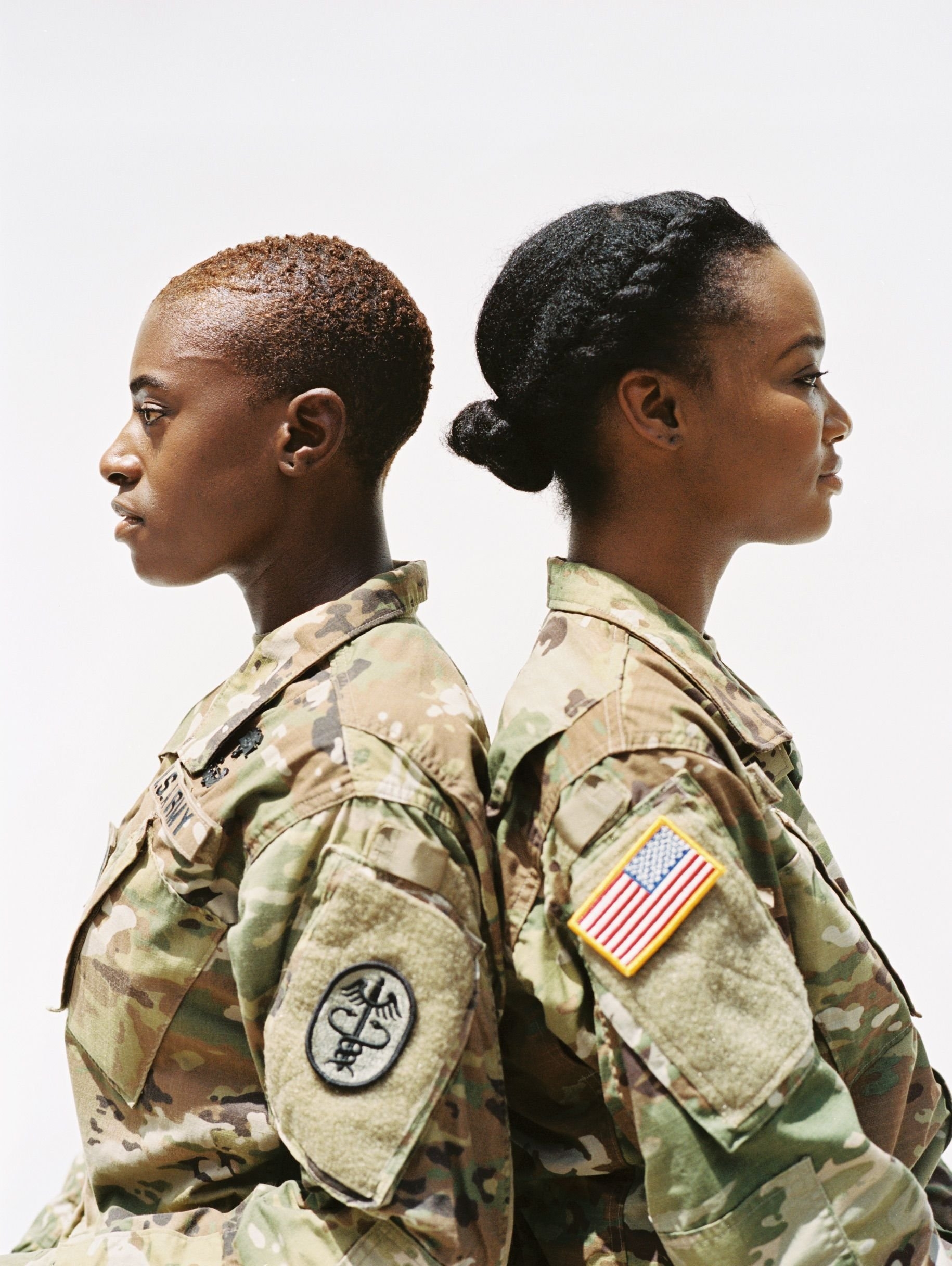 Американская военная девушка. Кейт Рутман военнослужащая израильской армии. Стрижка милитари женская. Прическа в стиле милитари женские. Женская американская армия.