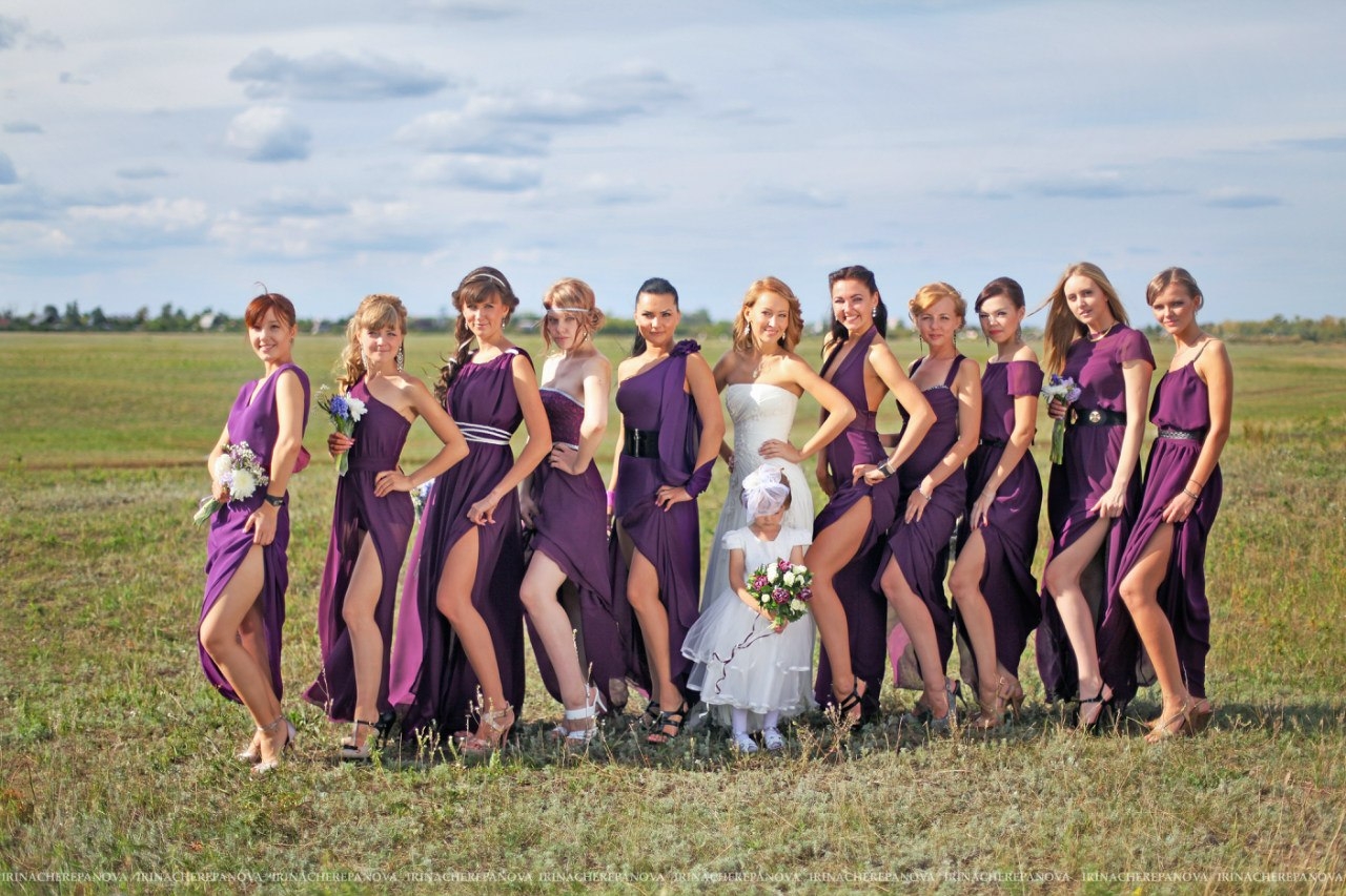 Подружки невесты в черных колхозных платьях