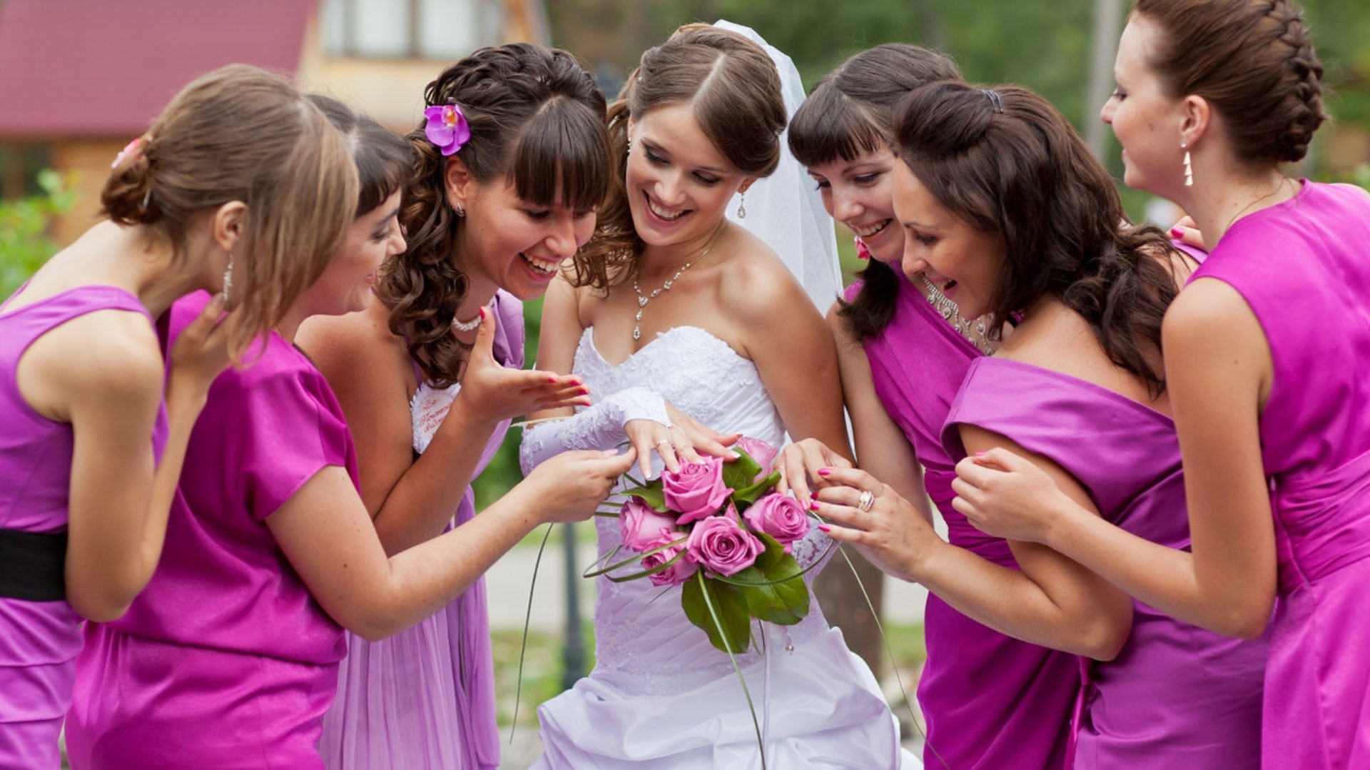 Организованная подруга. Подружки невесты. Молодожены с гостями. Фотосессия с подружками невесты. Невеста и гости.