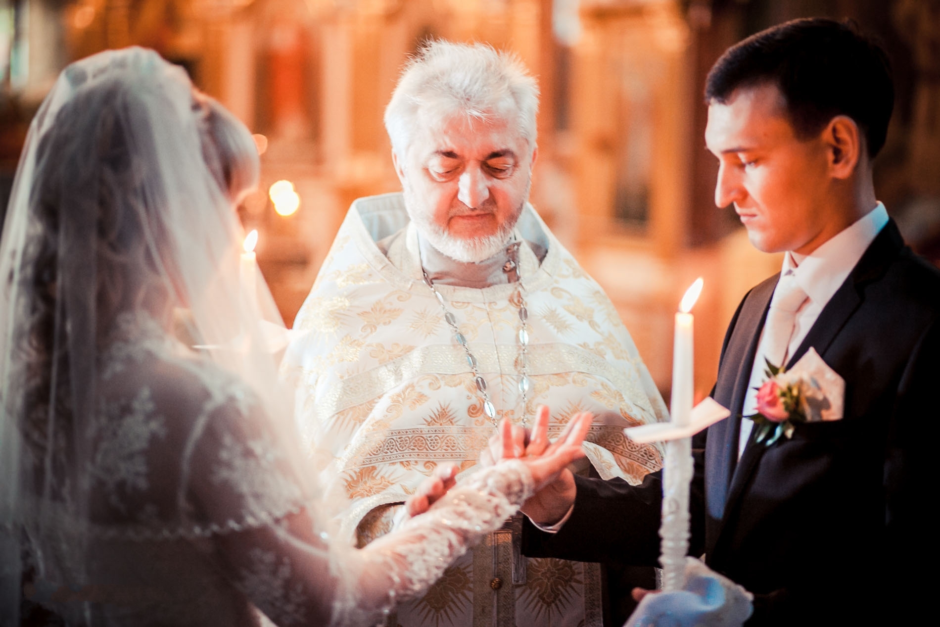 Церемония в церкви. Свадьба венчание. Свадьба в храме. Фотосессия венчания в церкви.