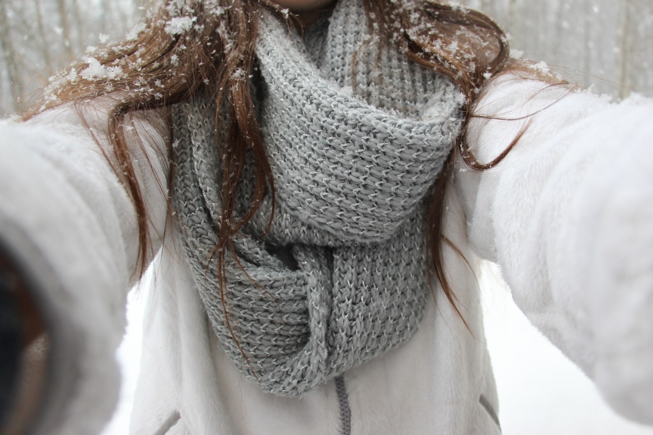 Укутать шарфом. Закутаться в шарф. Зима Эстетика шарф. Шарф на снегу. Эстетика девушек в шарфе.