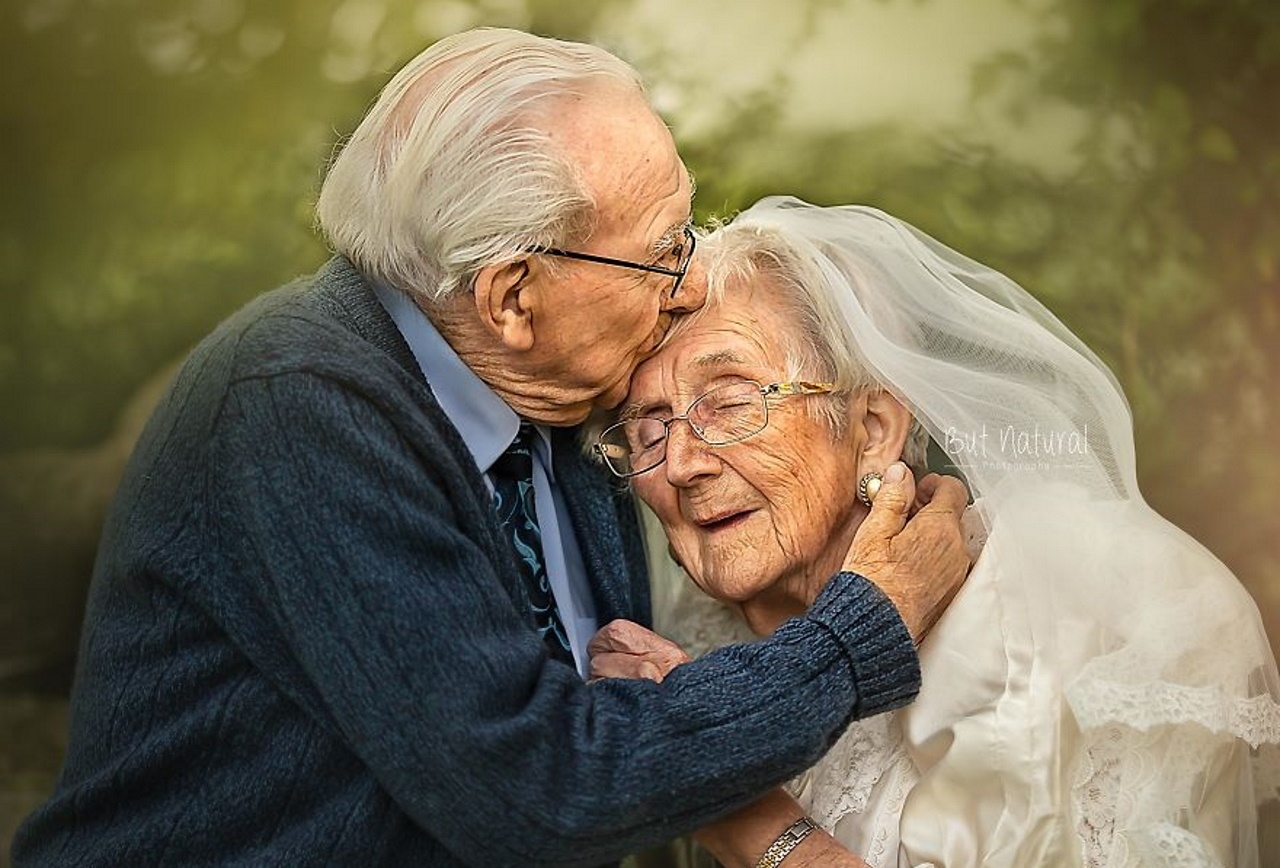 Живущие вместе видео. Пожилые люди. Счастливые пенсионеры. Счастливые старики. Красивые старики.