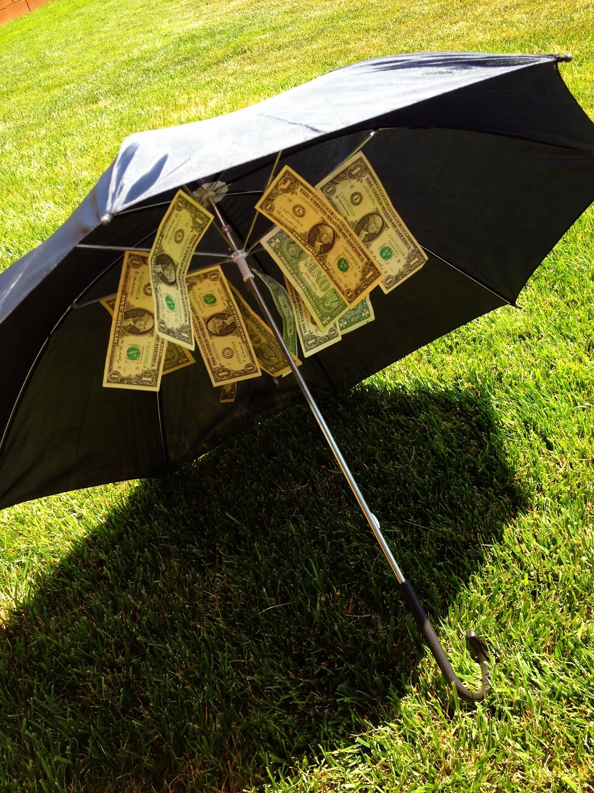 Подарить зонтик. Подарок зонт с деньгами. Зонт денежный на подарок. Зонт с деньгами на свадьбу. Зонт с деньгами на юбилей.