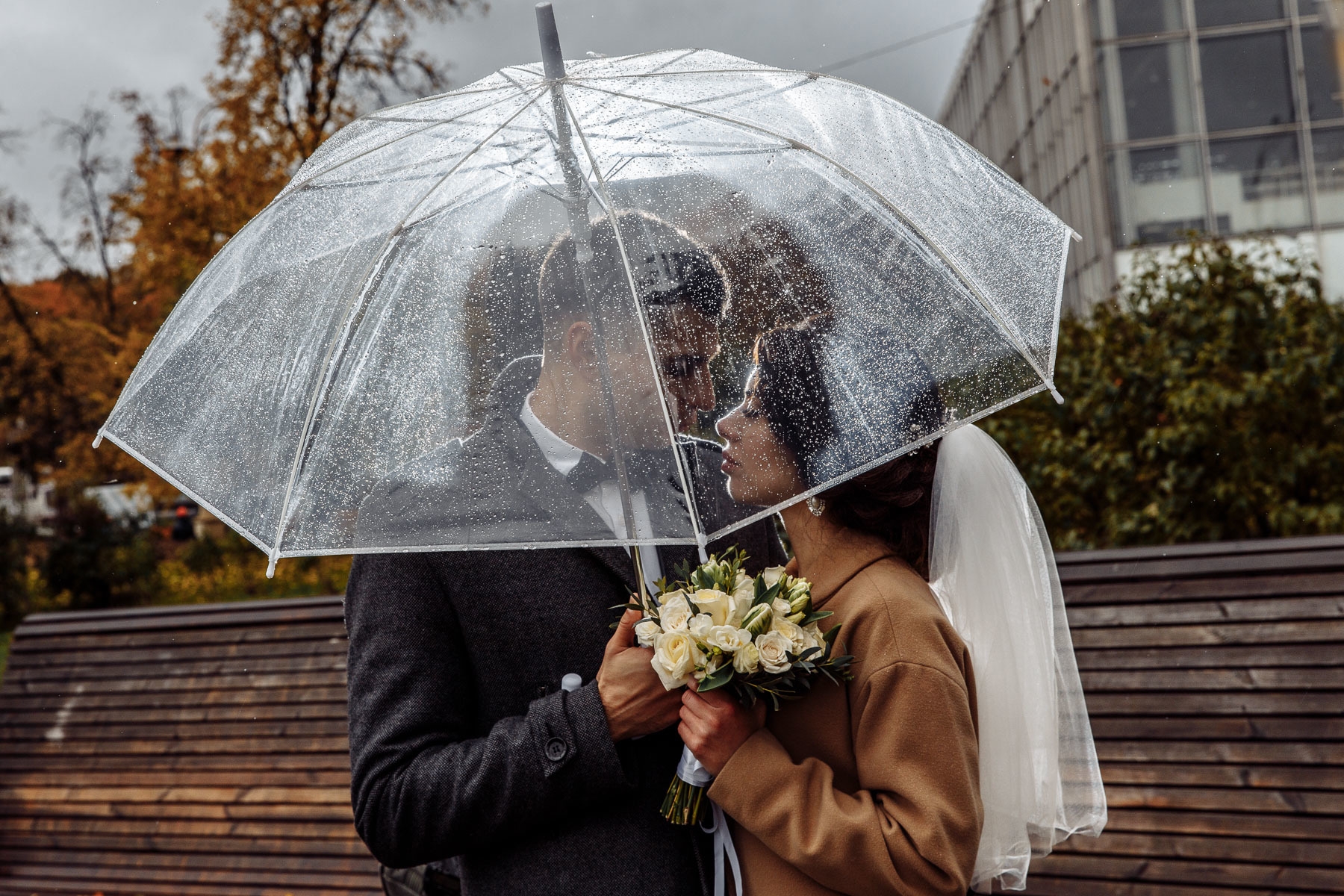 Как получить зонтик. Зонт прозрачный красивый. Прозрачный зонт на свадьбу. Свадебная фотосессия с зонтом. Девушка с прозрачным зонтом.