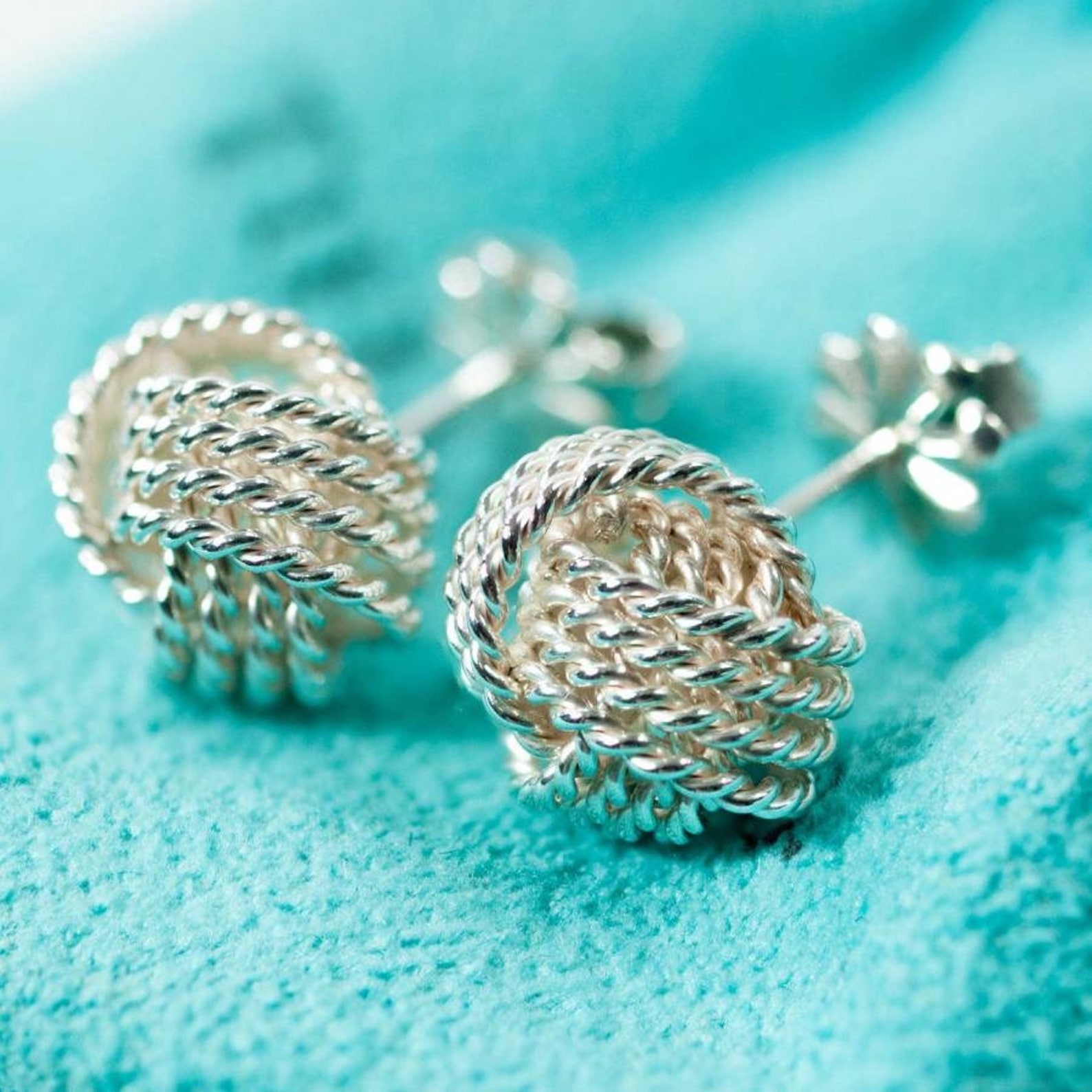 Серьги тиффани. Тиффани узелки серьги. Серьги Тиффани Твист. Tiffany Knot Earrings. Пусеты узелки Тиффани.