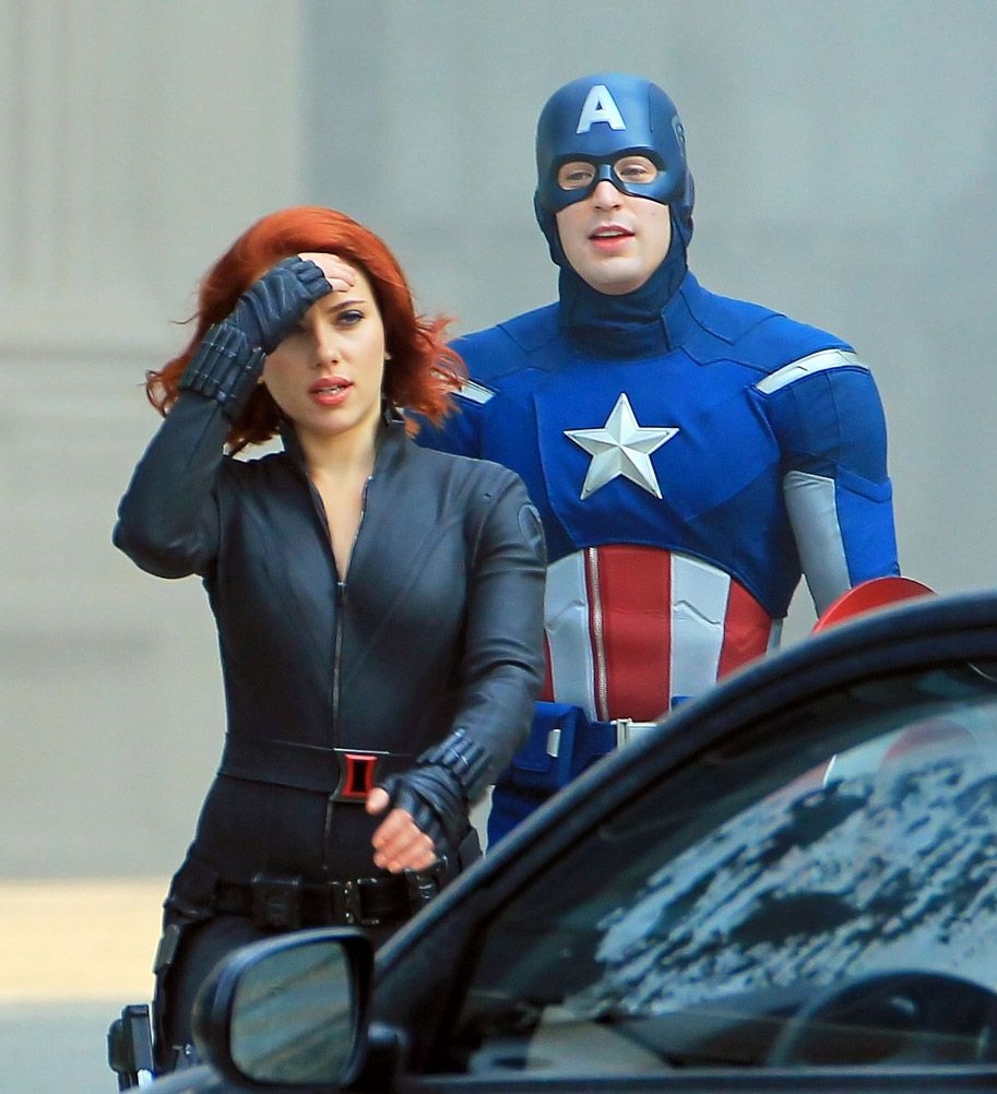 Вдова и капитан. Скарлетт Йоханссон Капитан Америка. Мстители черная вдова и Капитан Америка.
