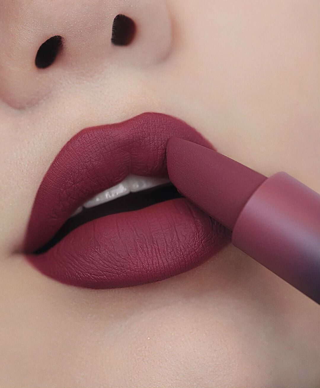 Matte lip. Huda Beauty Power Bullet Lipstick. Матовая помада. Цвет помады. Помада для губ матовая.