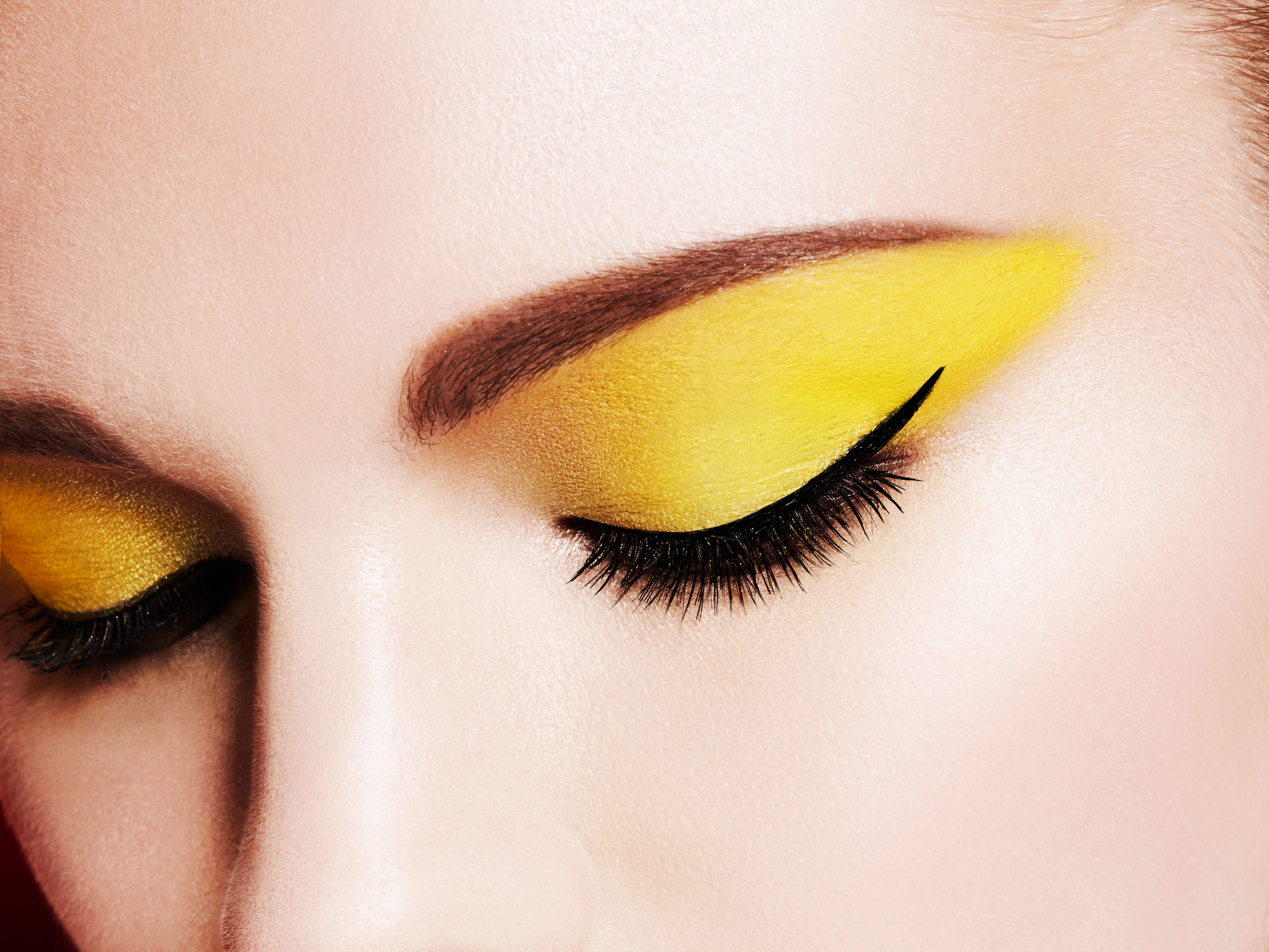 3 серию желтый глаз. Макияж с желтыми тенями. Красивый желтый макияж.