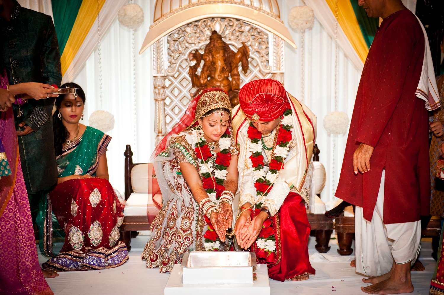 Русско индийские браки. Индийская свадьба. Русско-индийские семьи. Индийская свадьба в Омске. Индийская свадьба родители.