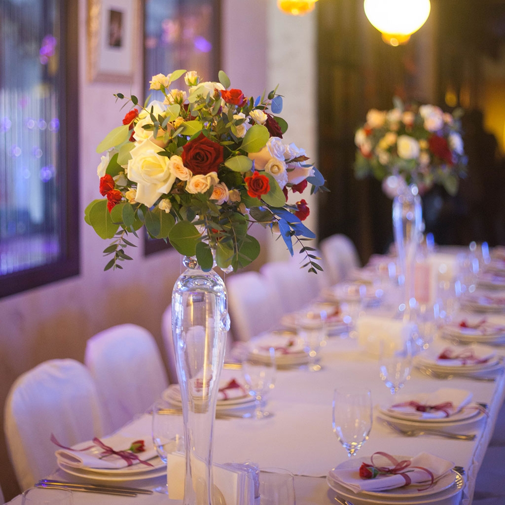 Свадебные столы гостей. Украшение гостевых столов на свадьбу. Украшение стола цветочными композициями. Композиции на свадебный стол. Букеты на столы гостей.