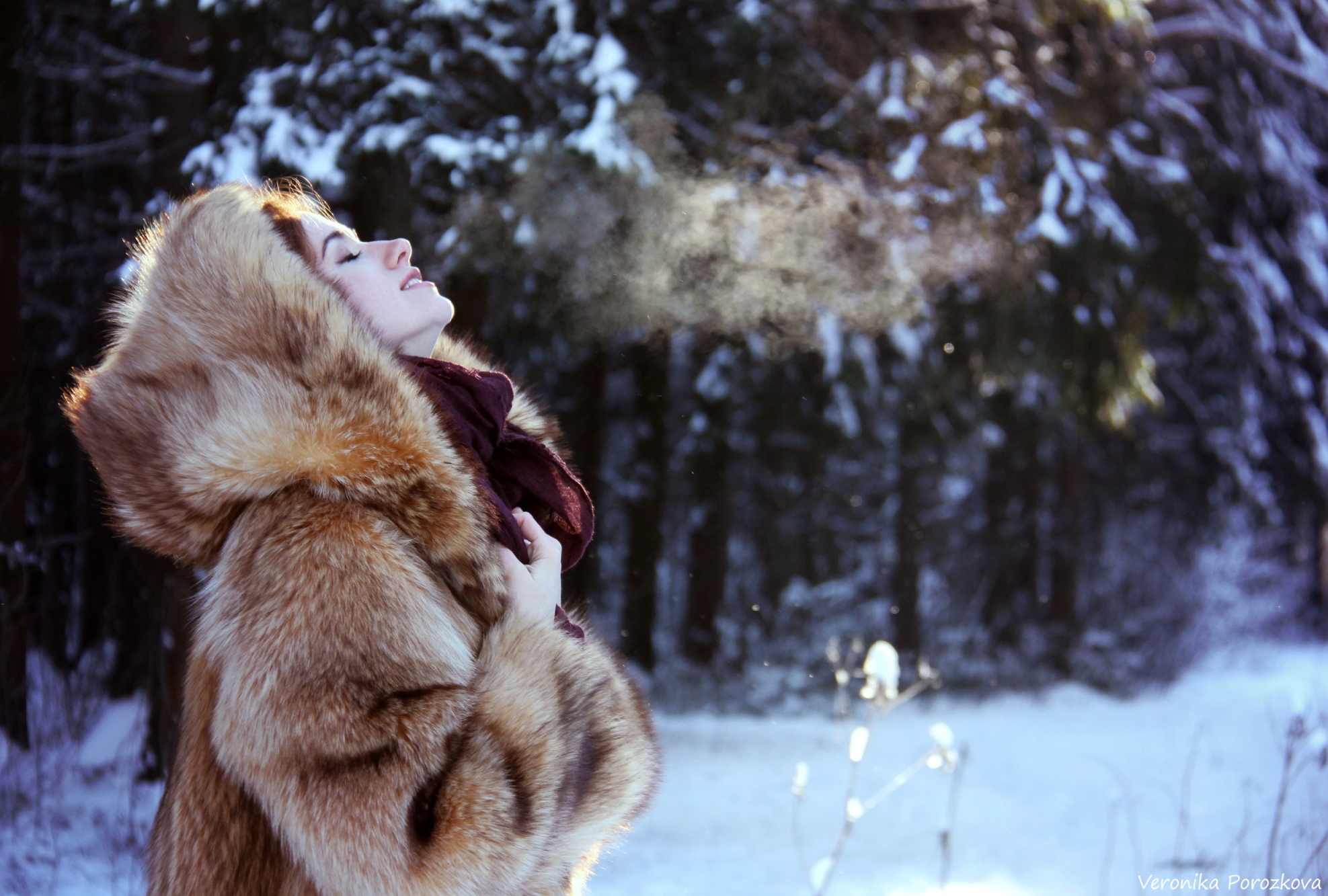 Тепло ли в шубе. Красивые девушки в шубах. Зимняя фотосессия в лесу в шубе. Девушка в шубке. Фотосессия шуб на природе.