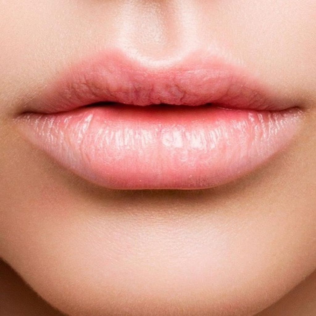 Guby. Красивая форма губ. Средние губы. Пухлые женские губы. Женские губы без помады.