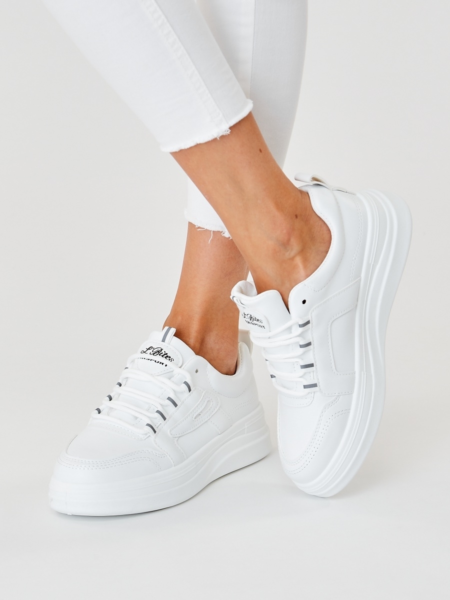 Белые кроссовки модели
