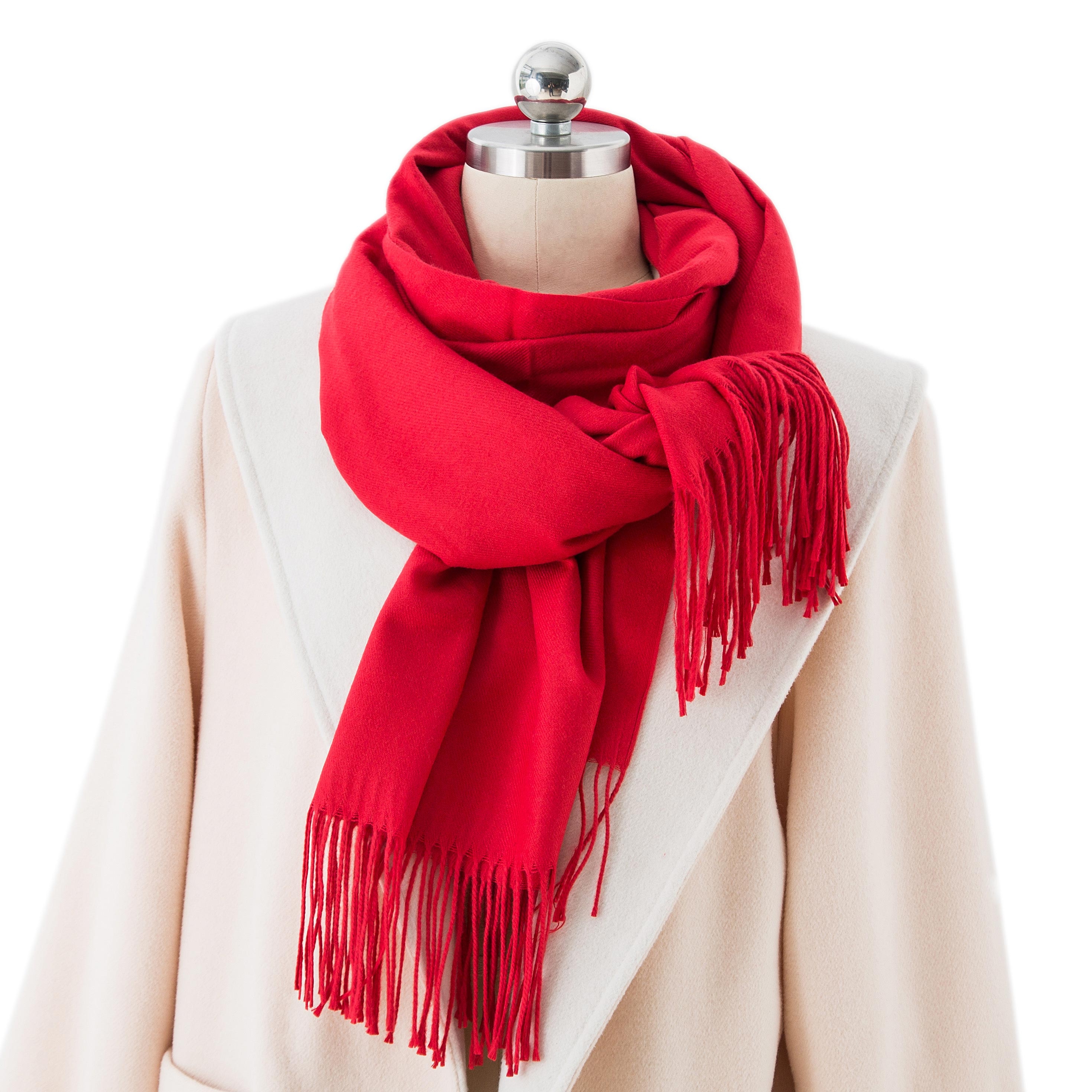 С красным шарфом род. Шарф из кашемира. Красный шарф женский. Красный кашемировый шарф. Кашемировый шарф женский.