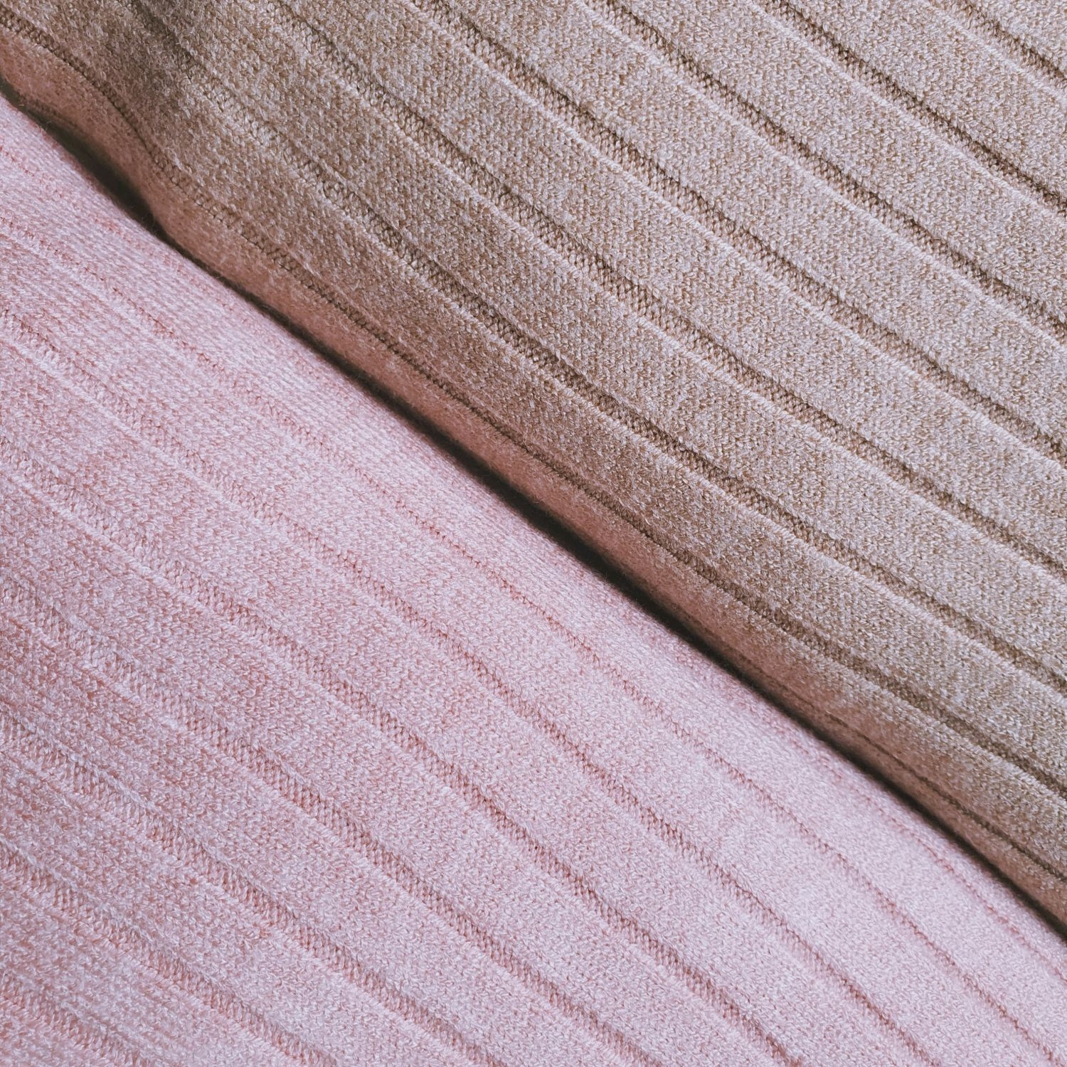 Материал лапша. Ткань лапша. Розовый трикотаж лапша. Ткань лапша рубчик. Кашемировая лапша ткань.