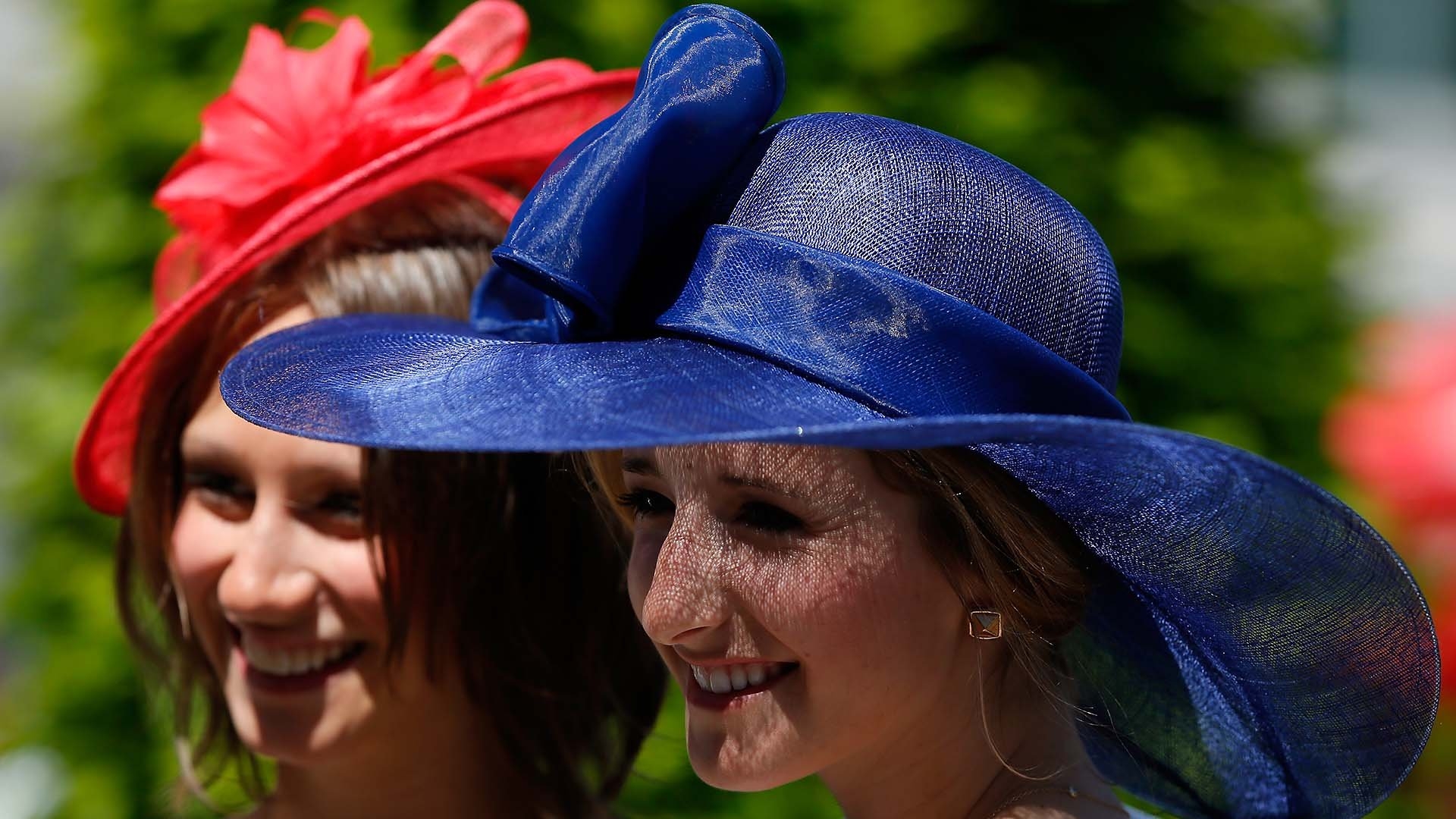 Шляпы сценарий. Аскот шляпы. Скачки в Англии парад шляпок. Парад шляпок в Баттерси Великобритания. Шляпки для скачек.
