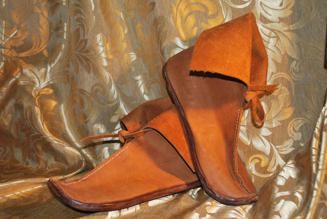 Средневековые туфли. Пулены Франция 15 век. Пулены Средневековая обувь. Туфли средневековья. Средневековая европейская обувь.