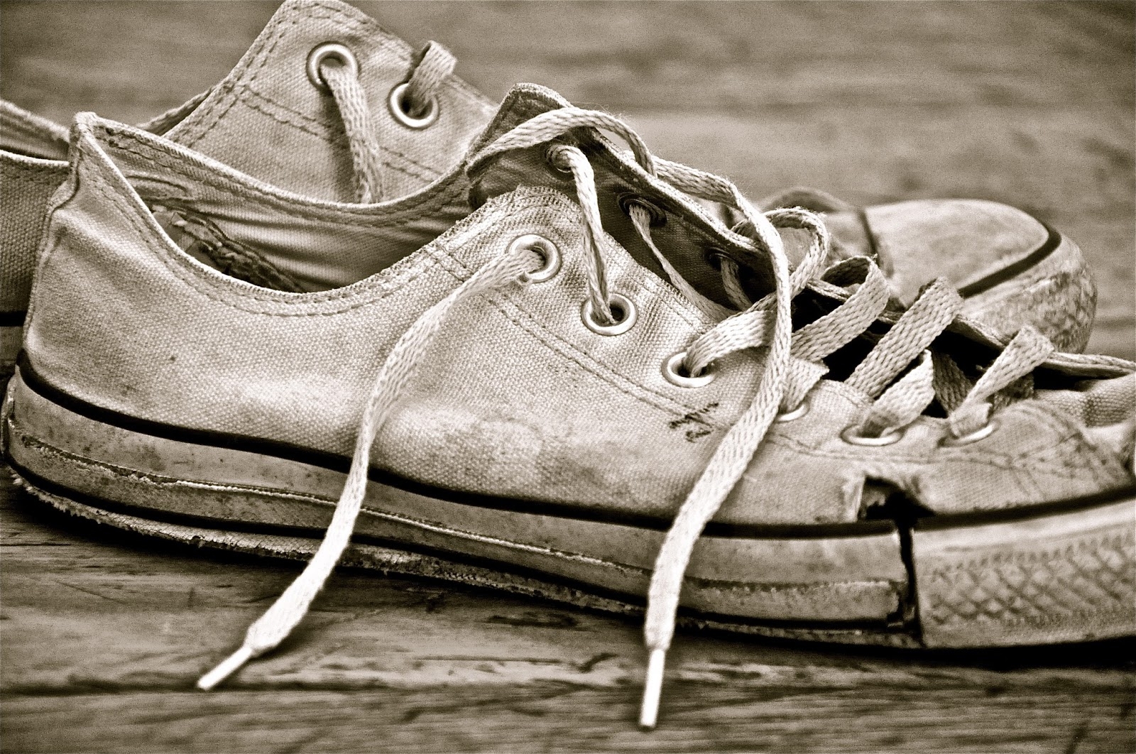 Старые кроссовки найк. Старые кроссовки. Старые ботинки. Старые изношенные кроссовки. Старые кеды.