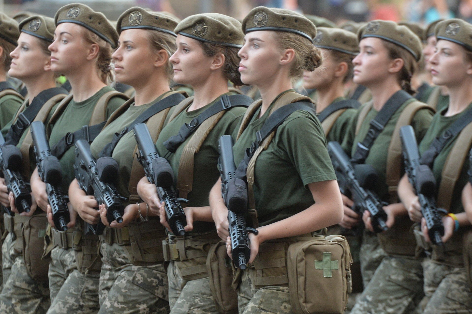 Сколько женщин служит. Женщины военные. Девушки в армии. Женская армия. Женщины на военной службе.
