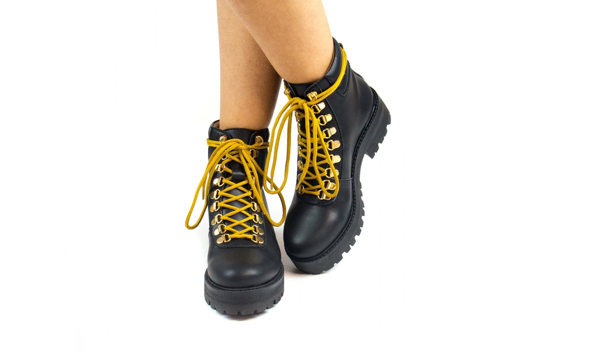 Как называются ботинки на шнурках. Dr. Martens шнурки. Dr Martens с желтыми шнурками. Iceberg 2020 ботинки на шнуровке женские на уратеппе. Dr Martens ботинки желтые шнурки.