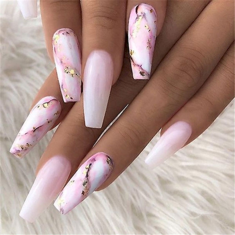 Розовые мраморные ногти длинные