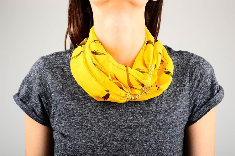 Легкий желтый шарф