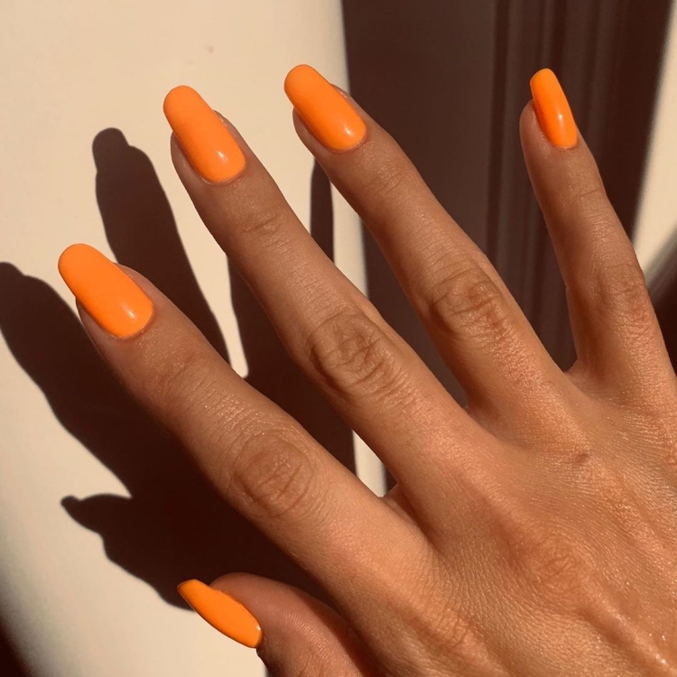 Оранжевый цвет ногтей