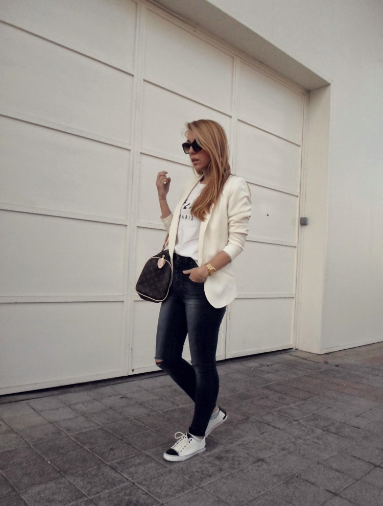 Белые джинсы с белыми кроссовками