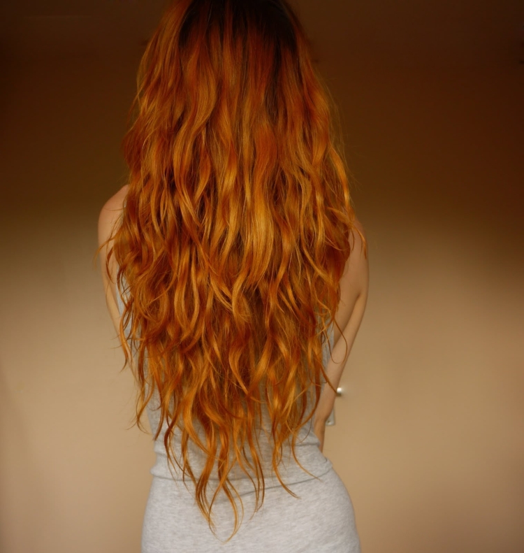 Рыжие волнистые волосы вид сзади