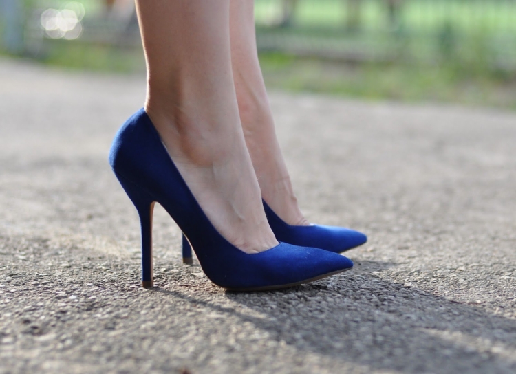Голубой костюм женский с яркими туфлями