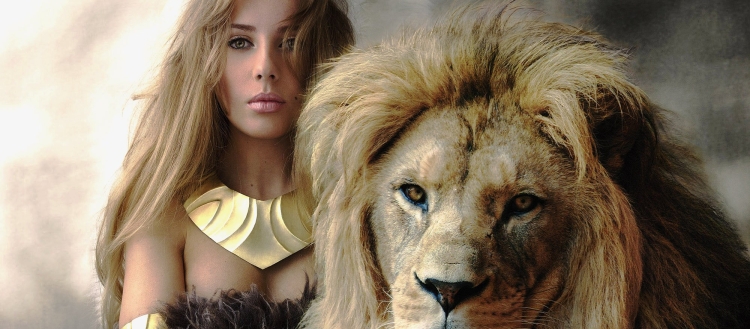 Красивая девушка со львом